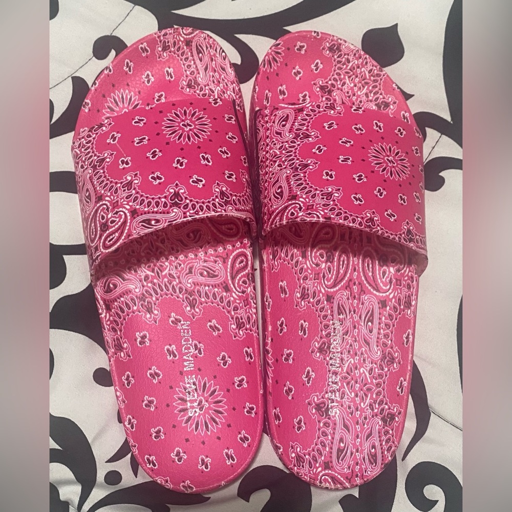 🔥NWOT Rare Steve Madden Pink Paisley bandana patterned Slides-size 8 fit small